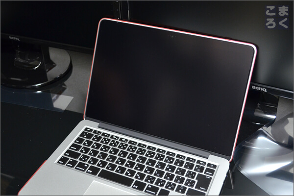 ディスプレイ保護フィルムの貼り付けが完了したMacBookPro