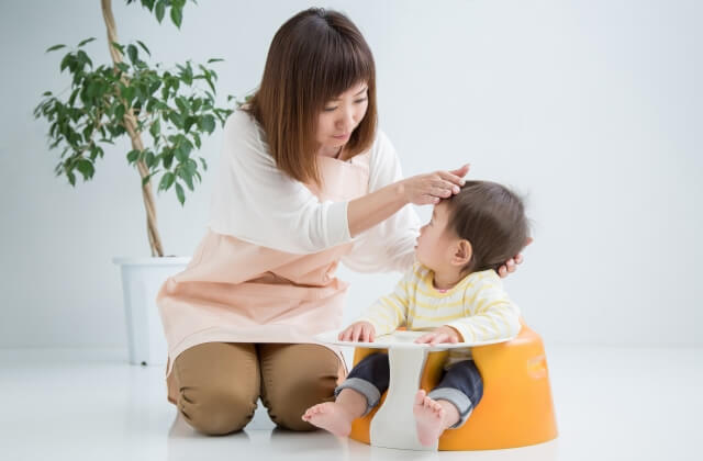 子どもの熱を測る様子